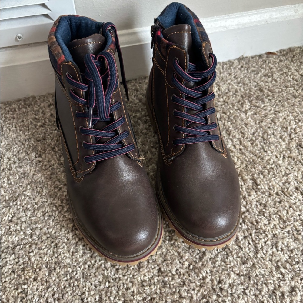 Boots women’s 8 or boys 6